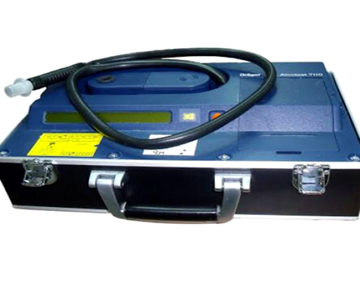 Detenido por circular multiplicando por cinco la tasa de alcohol permitida