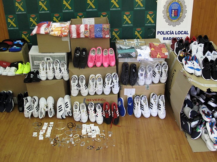 Intervienen medio millar de artículos falsificados en el mercadillo de Badajoz