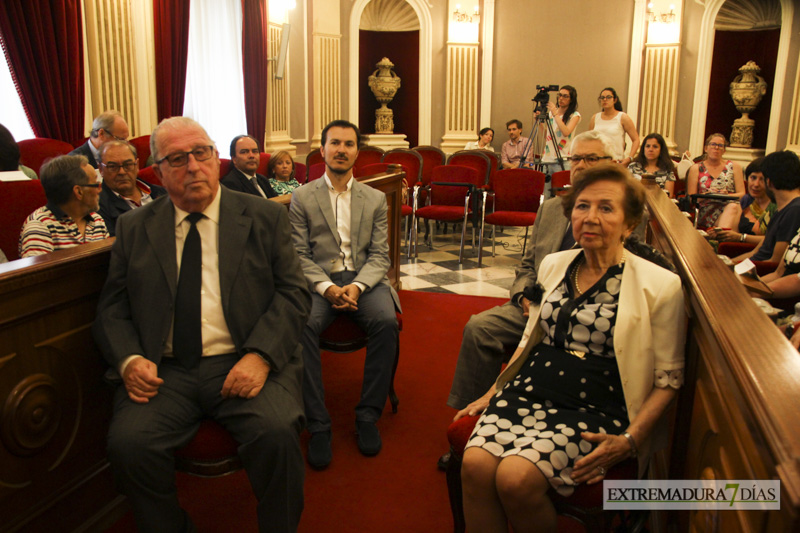 Imágenes de los nuevos cronistas de Badajoz tomando posesión