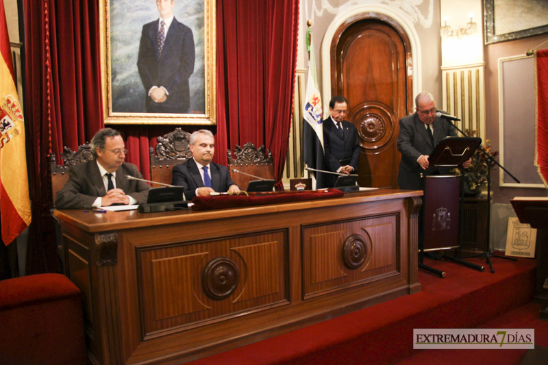 Imágenes de los nuevos cronistas de Badajoz tomando posesión