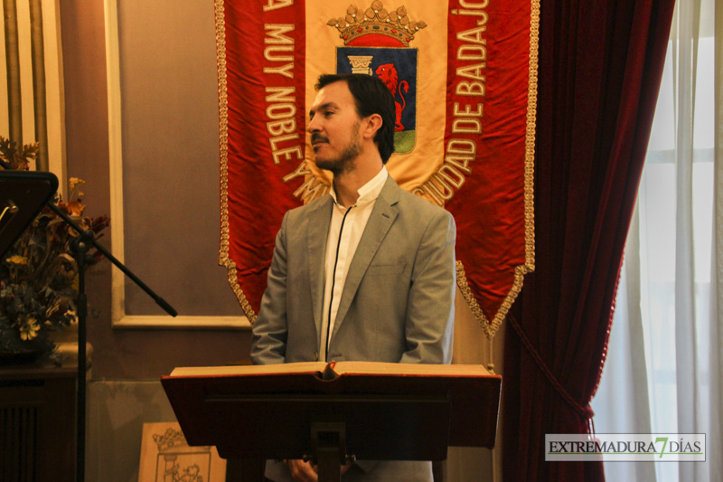 Imágenes de los nuevos cronistas de Badajoz tomando posesión