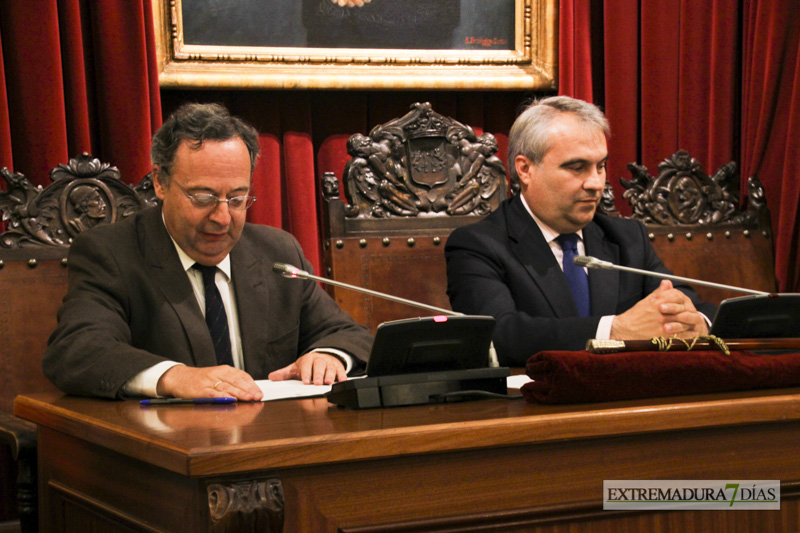 Imágenes de los nuevos cronistas de Badajoz tomando posesión