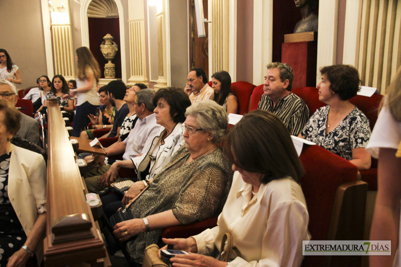 Imágenes de los nuevos cronistas de Badajoz tomando posesión