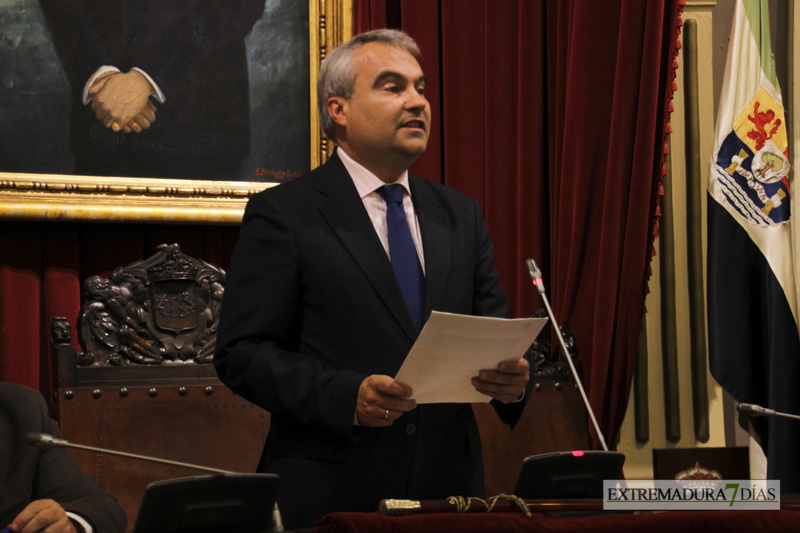 Imágenes de los nuevos cronistas de Badajoz tomando posesión