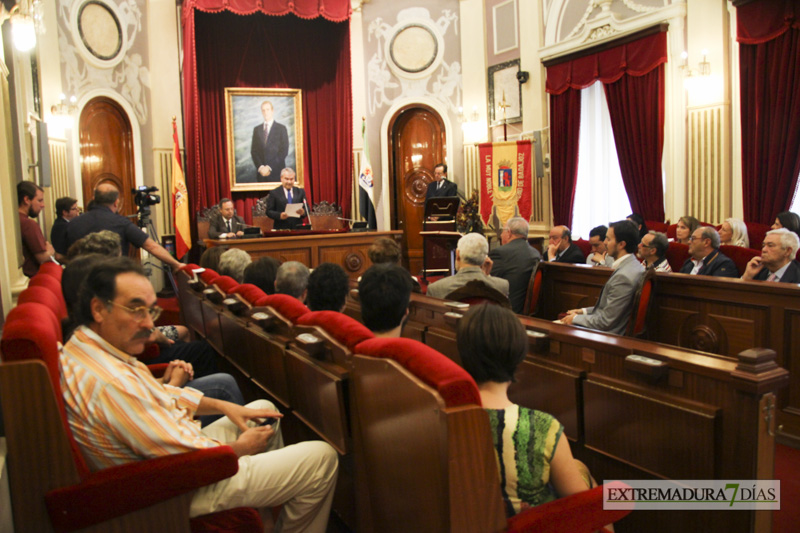 Imágenes de los nuevos cronistas de Badajoz tomando posesión