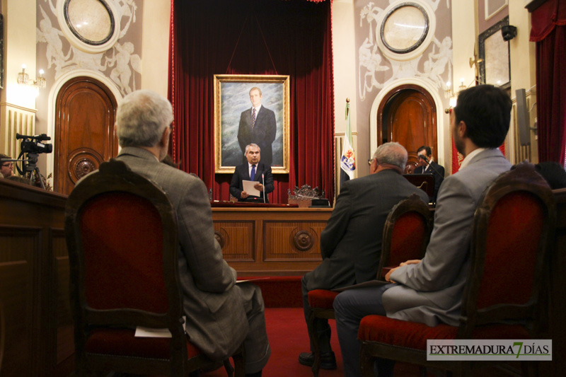 Imágenes de los nuevos cronistas de Badajoz tomando posesión