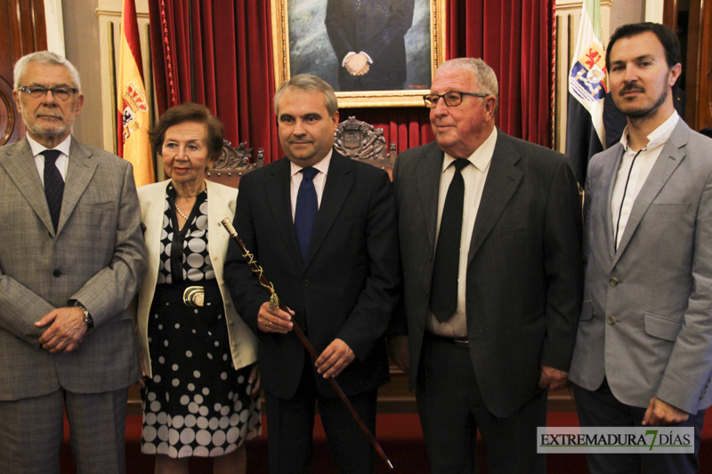 Imágenes de los nuevos cronistas de Badajoz tomando posesión