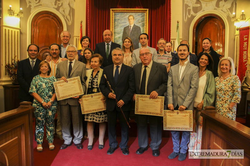 Imágenes de los nuevos cronistas de Badajoz tomando posesión