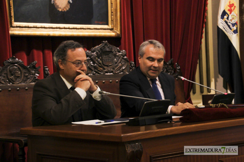 Imágenes de los nuevos cronistas de Badajoz tomando posesión