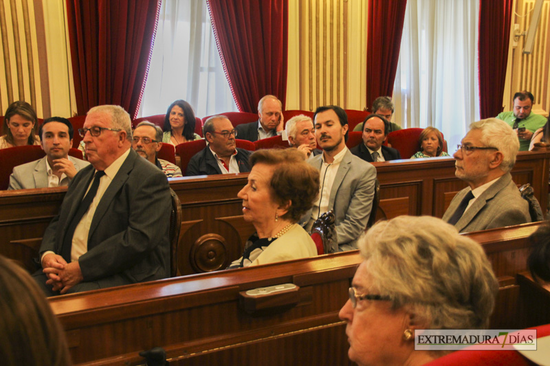 Imágenes de los nuevos cronistas de Badajoz tomando posesión