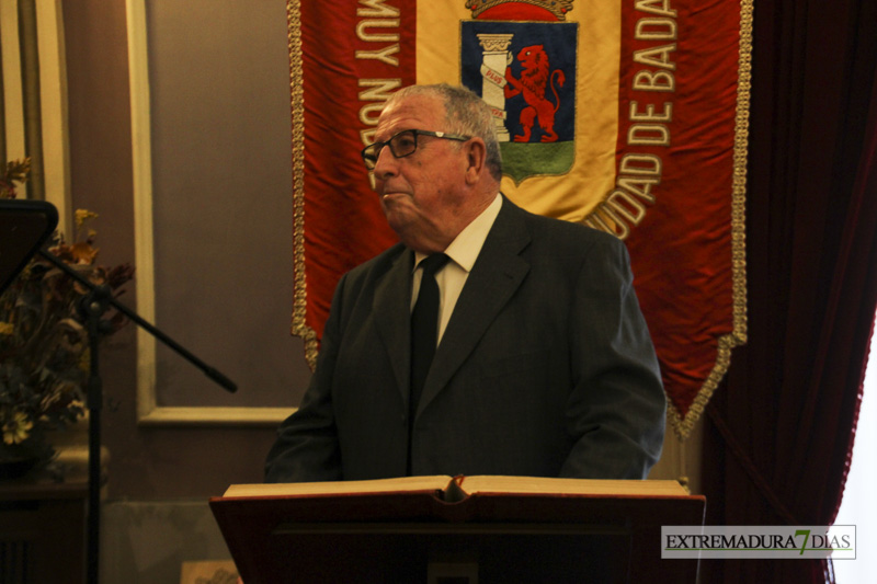 Imágenes de los nuevos cronistas de Badajoz tomando posesión