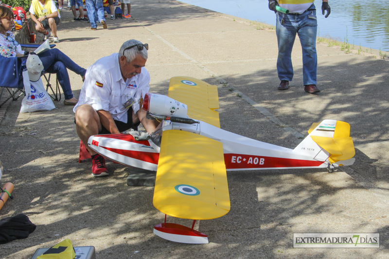 Los hidroaviones sobrevuelan el Guadiana en Badajoz