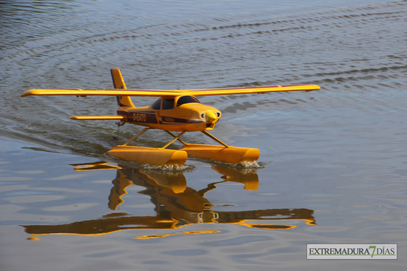 Los hidroaviones sobrevuelan el Guadiana en Badajoz