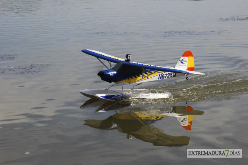 Los hidroaviones sobrevuelan el Guadiana en Badajoz