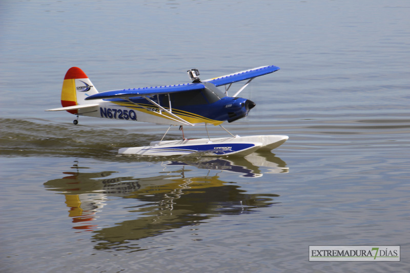 Los hidroaviones sobrevuelan el Guadiana en Badajoz