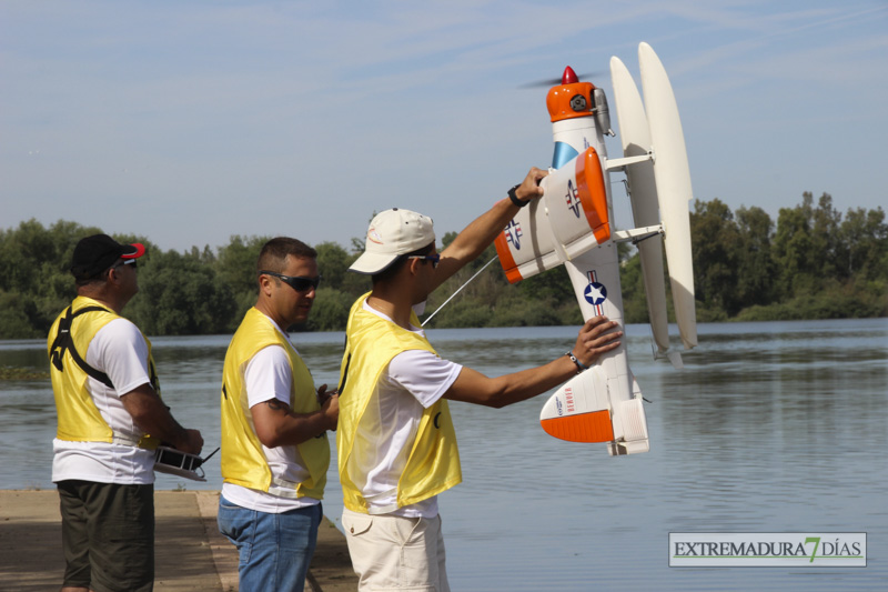 Los hidroaviones sobrevuelan el Guadiana en Badajoz
