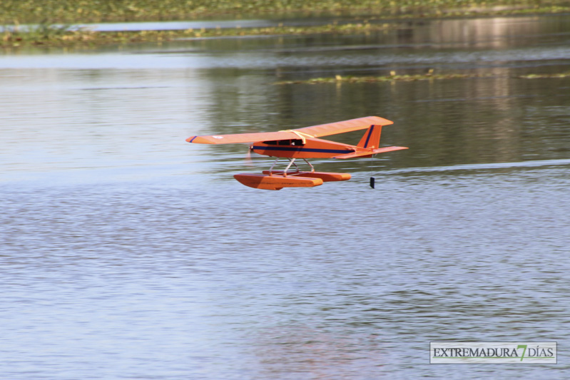 Los hidroaviones sobrevuelan el Guadiana en Badajoz