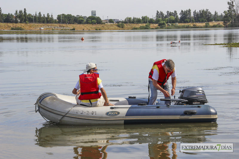 Los hidroaviones sobrevuelan el Guadiana en Badajoz