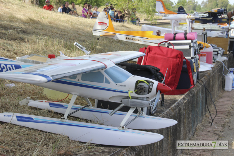 Los hidroaviones sobrevuelan el Guadiana en Badajoz