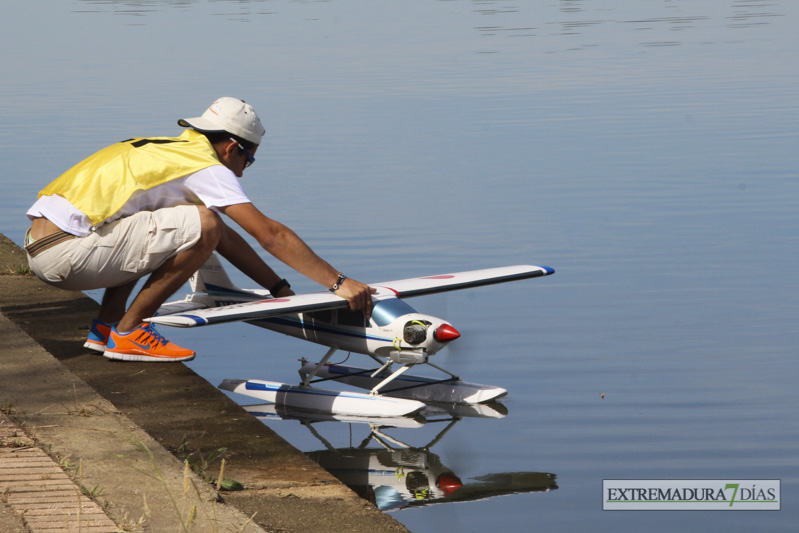 Los hidroaviones sobrevuelan el Guadiana en Badajoz