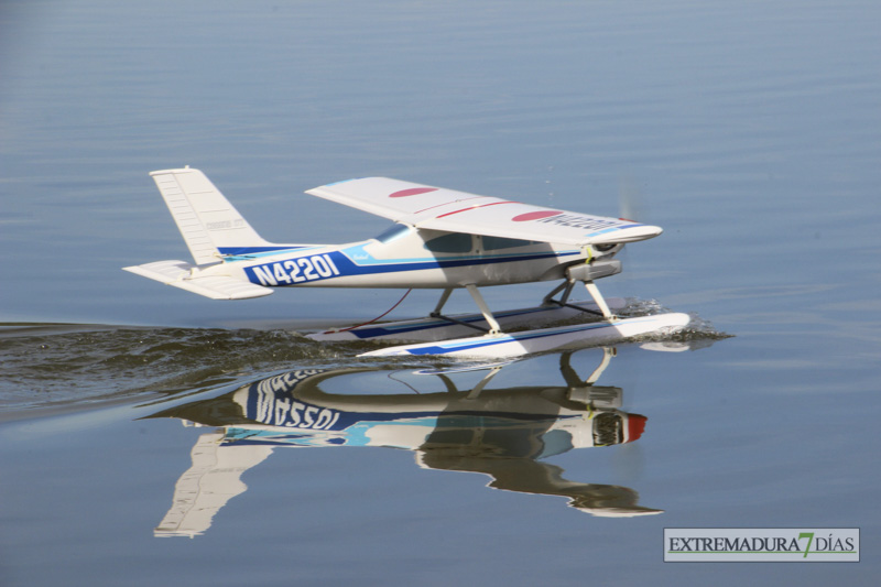 Los hidroaviones sobrevuelan el Guadiana en Badajoz