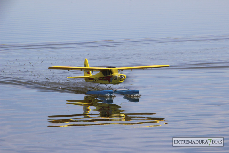 Los hidroaviones sobrevuelan el Guadiana en Badajoz