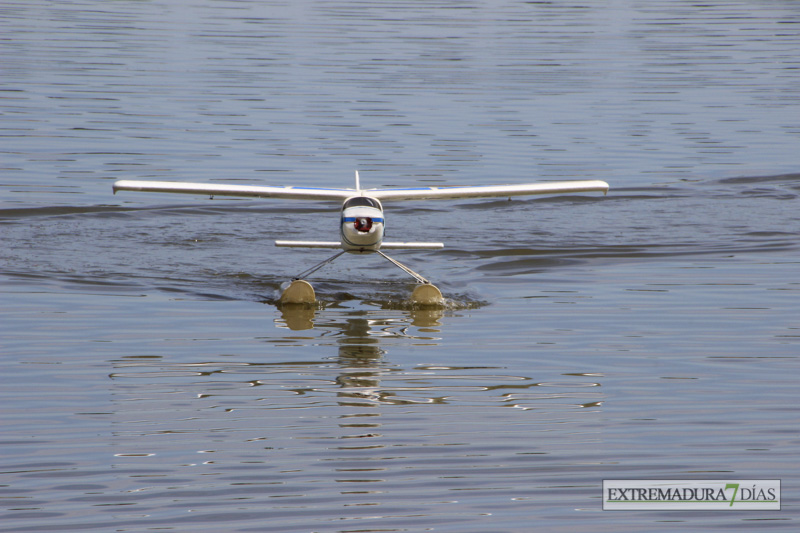 Los hidroaviones sobrevuelan el Guadiana en Badajoz