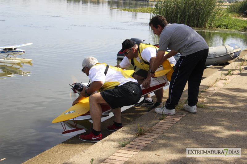Los hidroaviones sobrevuelan el Guadiana en Badajoz