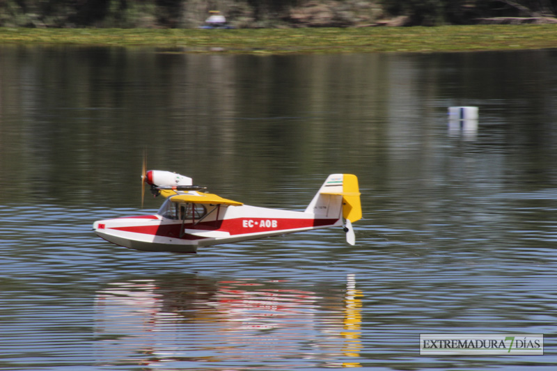 Los hidroaviones sobrevuelan el Guadiana en Badajoz