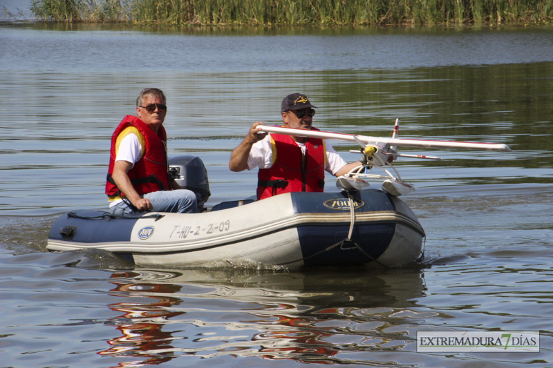 Los hidroaviones sobrevuelan el Guadiana en Badajoz