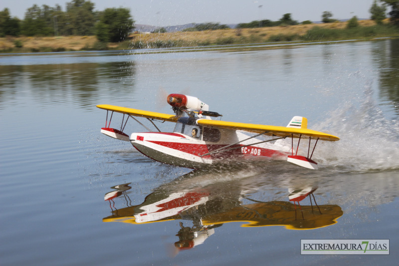Los hidroaviones sobrevuelan el Guadiana en Badajoz