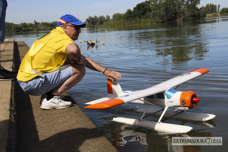 Los hidroaviones sobrevuelan el Guadiana en Badajoz