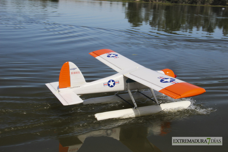 Los hidroaviones sobrevuelan el Guadiana en Badajoz