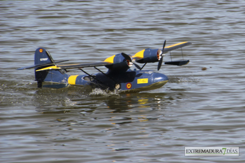 Los hidroaviones sobrevuelan el Guadiana en Badajoz