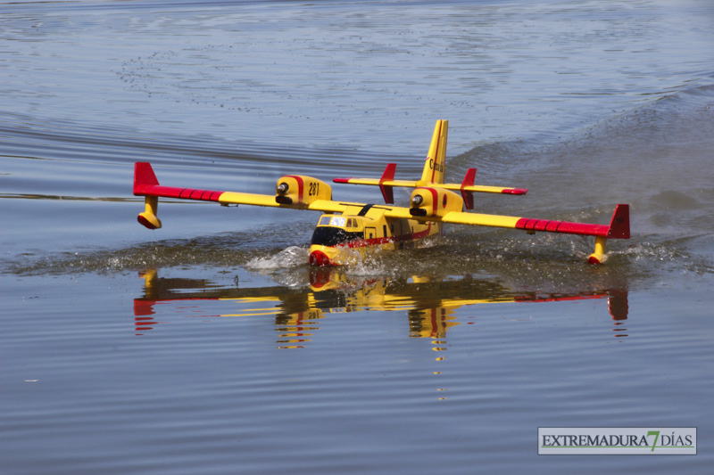 Los hidroaviones sobrevuelan el Guadiana en Badajoz
