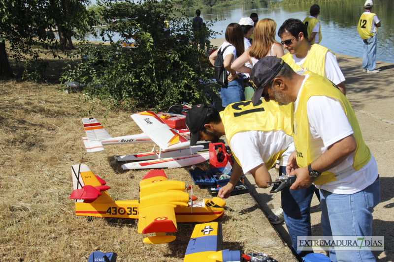 Los hidroaviones sobrevuelan el Guadiana en Badajoz