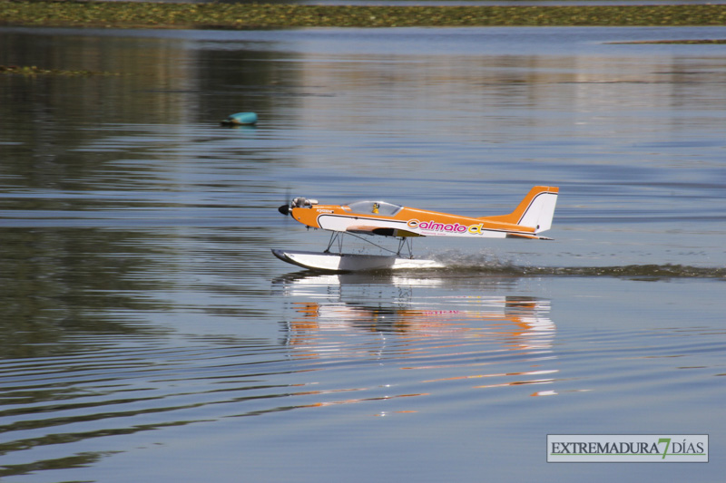 Los hidroaviones sobrevuelan el Guadiana en Badajoz