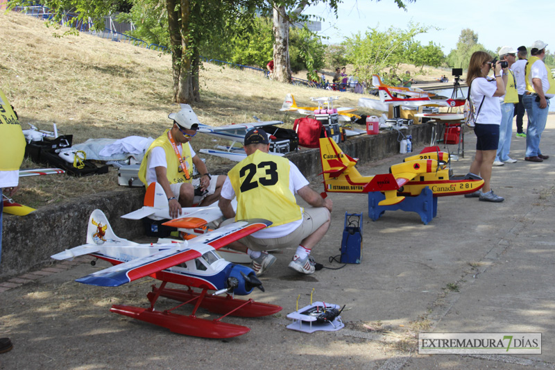 Los hidroaviones sobrevuelan el Guadiana en Badajoz