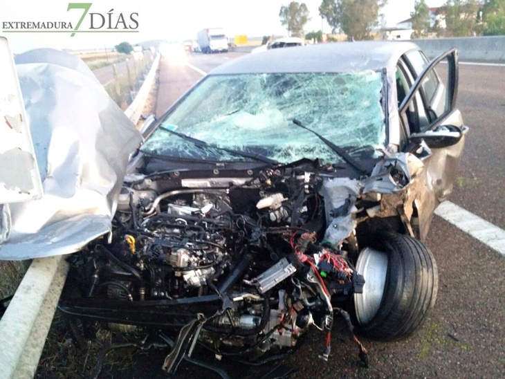 Un brutal accidente en Elvas deja un joven herido grave