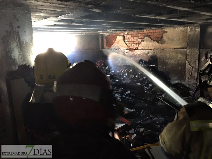 Varios bomberos atendidos en incendio de garajes en Badajoz