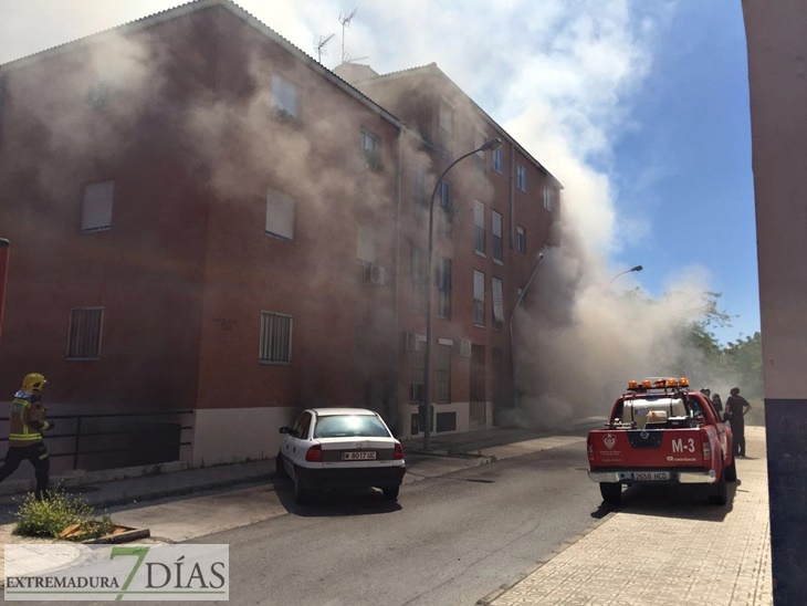 Varios bomberos atendidos en incendio de garajes en Badajoz