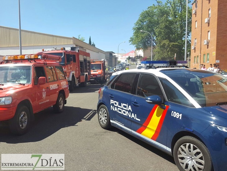 Varios bomberos atendidos en incendio de garajes en Badajoz