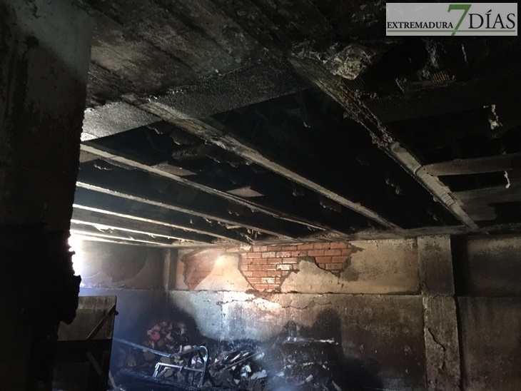 Varios bomberos atendidos en incendio de garajes en Badajoz