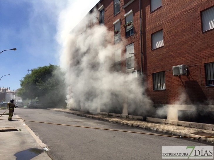 Varios bomberos atendidos en incendio de garajes en Badajoz