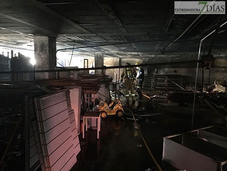 Varios bomberos atendidos en incendio de garajes en Badajoz