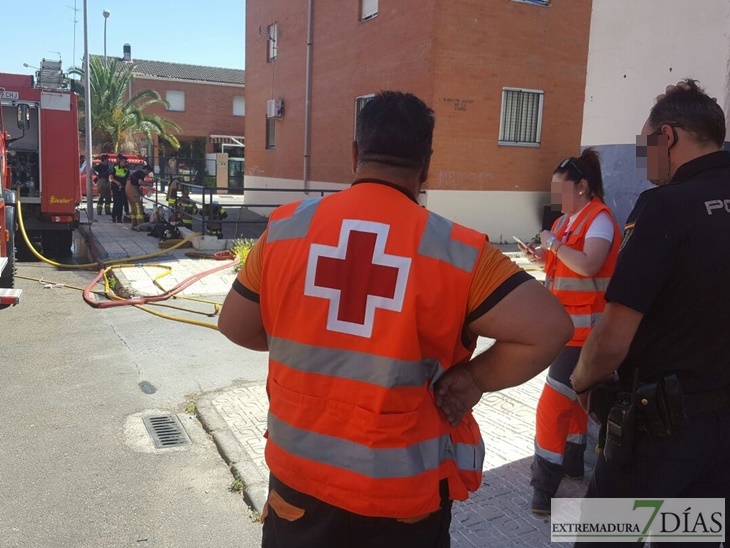 Varios bomberos atendidos en incendio de garajes en Badajoz