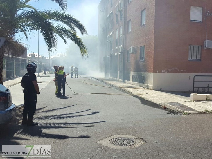 Varios bomberos atendidos en incendio de garajes en Badajoz