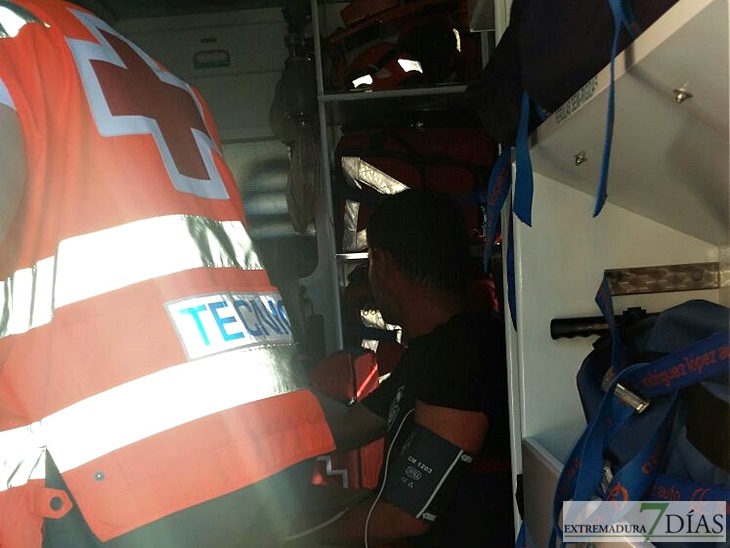 Varios bomberos atendidos en incendio de garajes en Badajoz