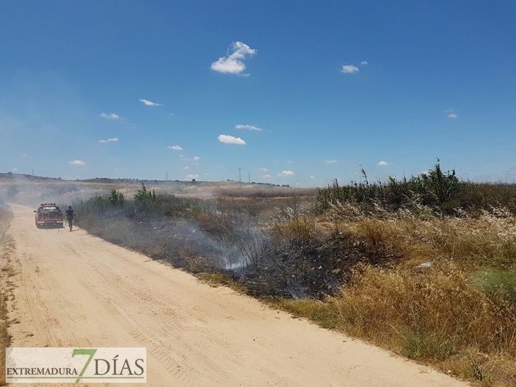 Un incendio, a las puertas de viviendas en la Barriada de Llera