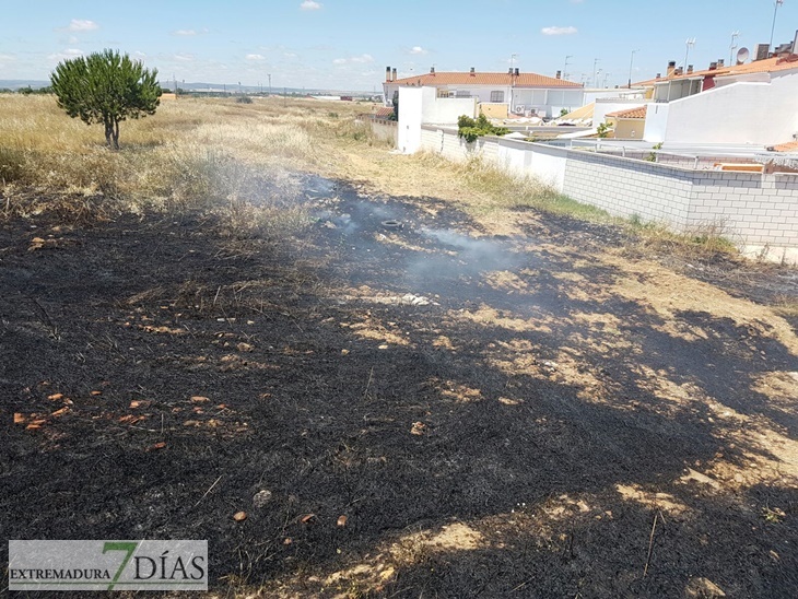 Un incendio, a las puertas de viviendas en la Barriada de Llera